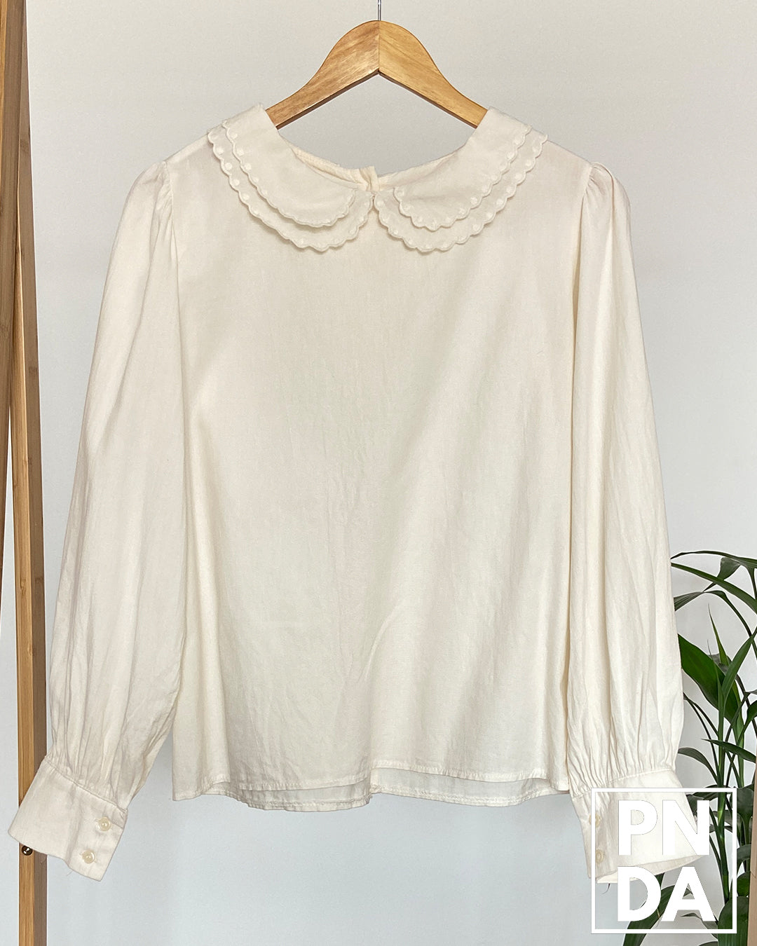 Camisa beige cuello Cute