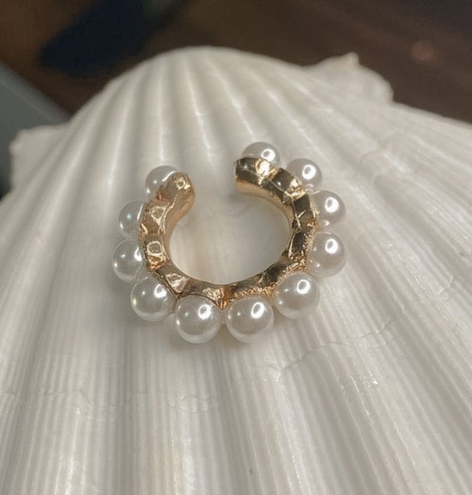 EAR CUFF DORADO CON PERLITAS BLANCAS
