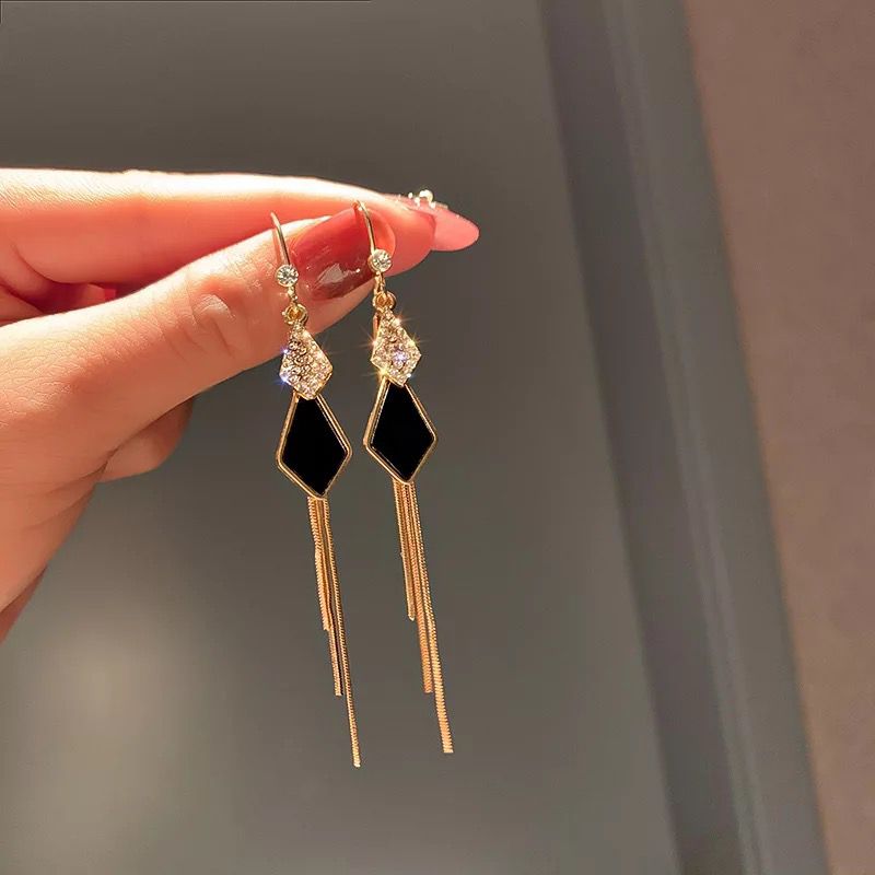 ARETES TASSEL